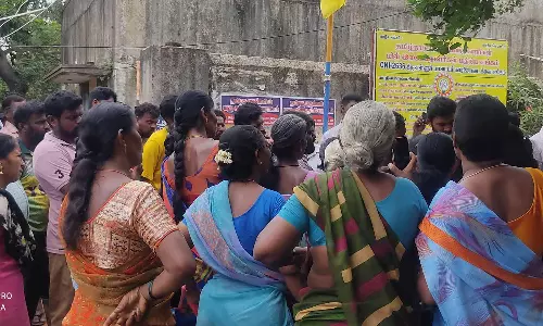 மின்வாரிய அலுவலகத்தில் பெண்கள் முற்றுகை- குறைந்த மின் அழுத்தத்தால் மின்சாதன பொருட்கள் பழுதாவதாக குற்றச்சாட்டு