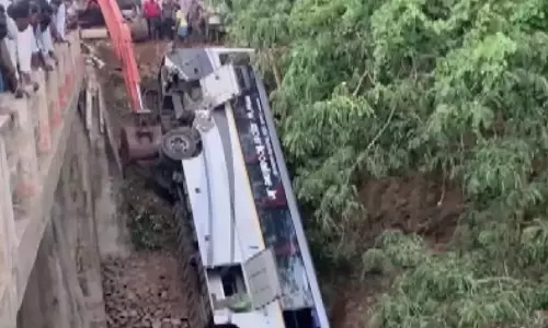 ஆந்திராவில் பஸ் கவிழ்ந்து 7 பேர் பலி