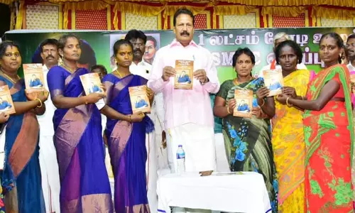 டாஸ்மாக் கடைகள் முன்பு மது பாட்டில்கள் உடைக்கும் போராட்டம்