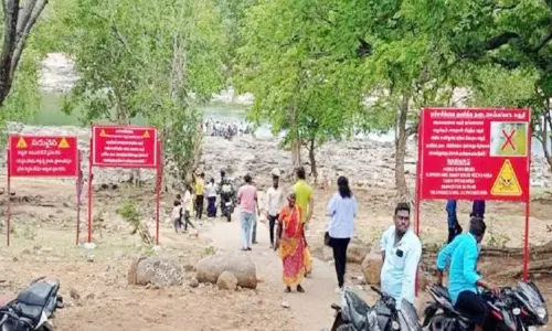 எச்சரிக்கை அறிவிப்பை மீறி ஒகேனக்கல் காவிரி ஆற்றில் குளிக்கும் சுற்றுலா பயணிகளை கட்டுப்படுத்த வேண்டும்