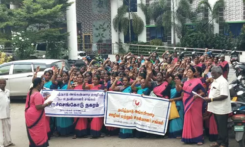 திருச்செங்கோட்டில் அங்கன்வாடி ஊழியர்கள் ஆர்ப்பாட்டம்