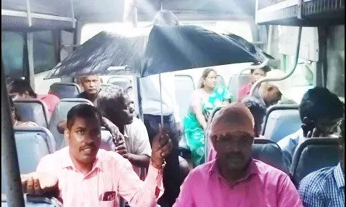 அரசு பஸ்சில் மழைநீர் ஒழுகியதால் குடை பிடித்து சென்ற பயணிகள்