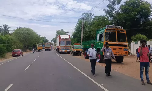 ஆர்.டி.ஓ. அலுவலகத்துக்கு ஆய்வுக்காக வரும் வாகனங்களை சாலையில்  நிறுத்துவதால் போக்குவரத்து பாதிப்பு