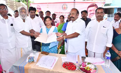 அரசு நலத்திட்ட உதவிகள் வழங்கி வருகிறது