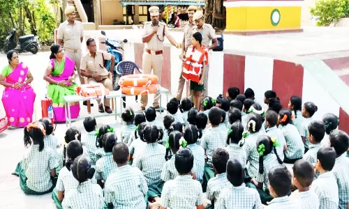 தீ தடுப்பு குறித்து மாணவர்களுக்கு செயல் விளக்கம்
