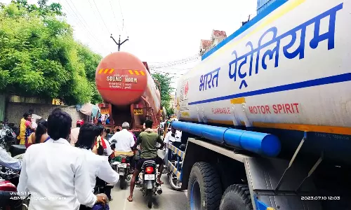 கனரக வாகனங்களால் போக்குவரத்து நெரிசல்