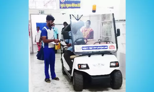 அடுக்கம்பாறை அரசு ஆஸ்பத்திரியில் நோயாளிகளை அழைத்து செல்ல பேட்டரி வாகனம்