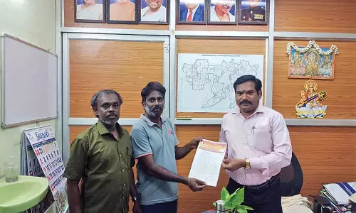 சாலைகளை மேம்படுத்தி மின்விளக்குகள் அமைக்க வேண்டும்