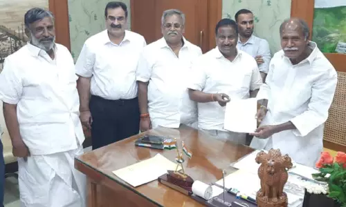 அரசு திட்டங்களை தடுப்போர் மீது வழக்கு பதிவு செய்ய மறுப்பது ஏன்?