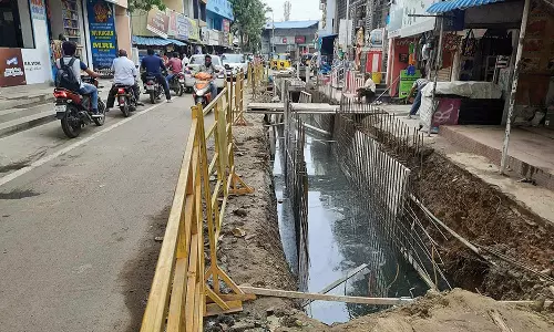 மழைநீர் கால்வாய் பணியில் குடி தண்ணீர் குழாய் உடைந்து கழிவு நீர் கலந்தது- பொதுமக்கள் அவதி