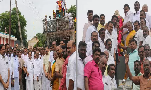 பாளையில், வீரன் அழகுமுத்துக்கோன் சிலைக்கு அரசியல் கட்சியினர் மாலை அணிவித்து மரியாதை