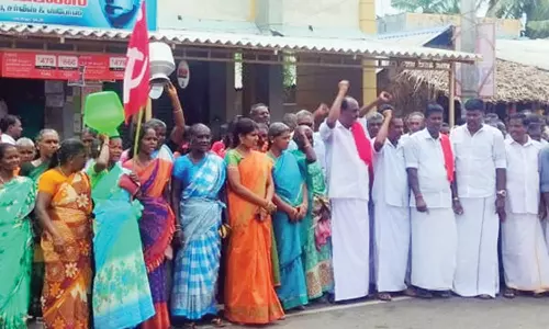 தகட்டூரில், ஊராட்சி தலைவர்கள் ஆர்ப்பாட்டம்