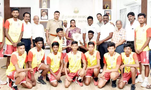 போட்டியில் வெற்றிபெற்ற மாணவர்களை பாராட்டிய கலெக்டர்