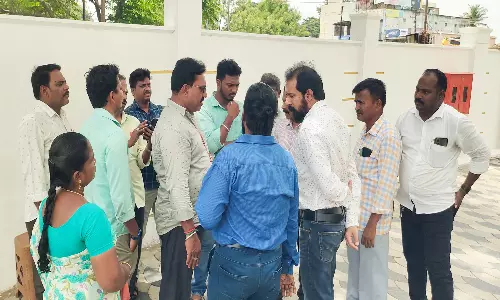 வரி பாக்கி செலுத்தாத  தனியார் ஜவுளிக்கடைக்கு மாநகராட்சி அதிகாரிகள் சீல் வைக்க வந்ததால் பரபரப்பு