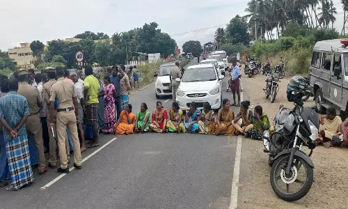 மின் தடையை கண்டித்து பொதுமக்கள் சாலை மறியல்