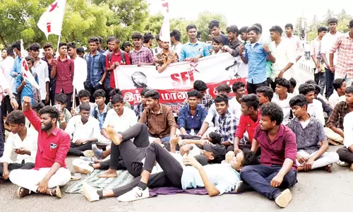 தஞ்சையில், கல்லூரி மாணவர்கள் சாலை மறியல்- பரபரப்பு