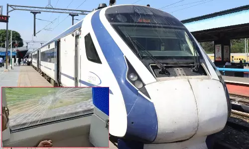 ஆடுகள் அடிபட்டு இறந்ததால் ஆத்திரம்.. வந்தே பாரத் ரெயில் மீது கற்களை வீசி தாக்குதல்