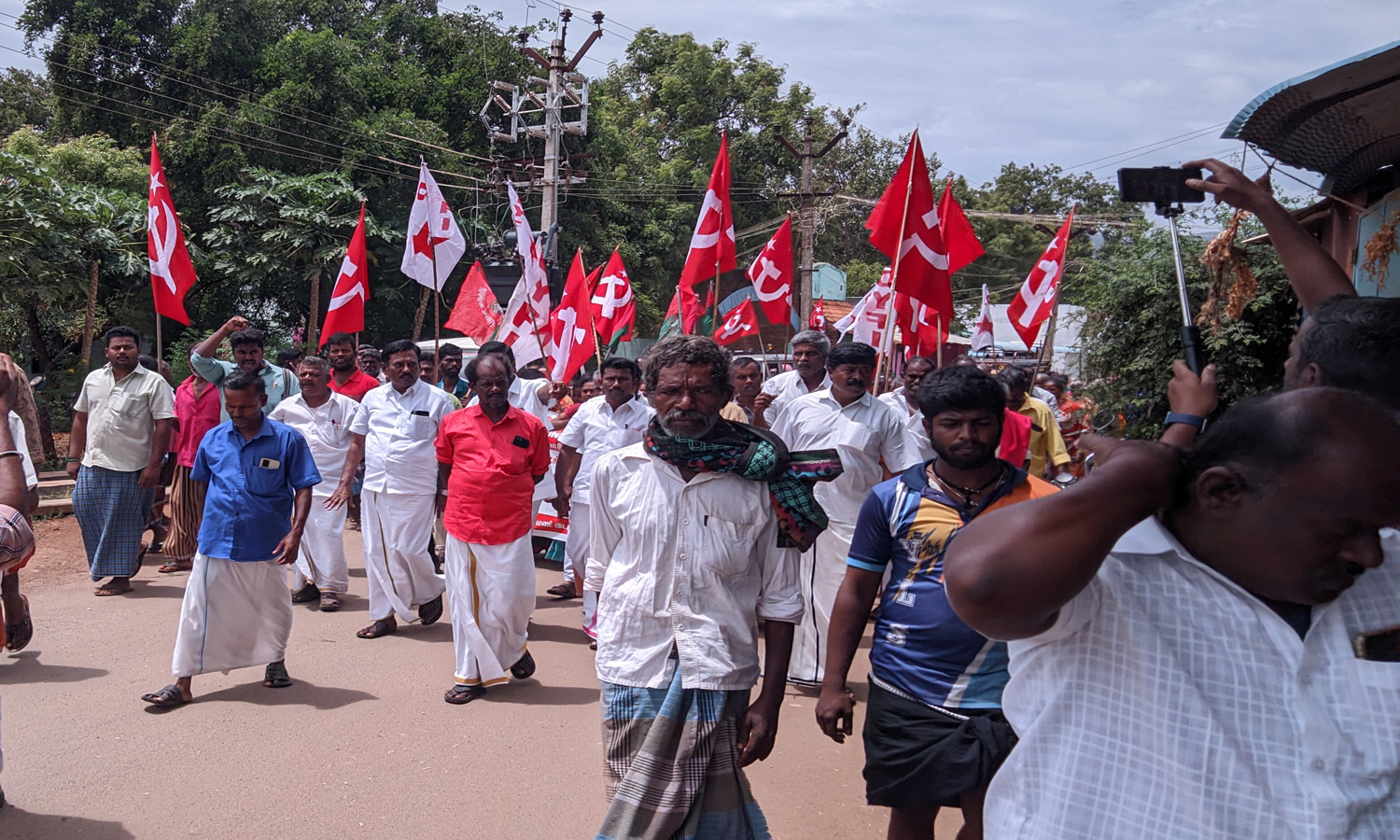 சின்னமனூரில் டாஸ்மாக் கடையை அகற்ற கோரி மக்கள் மறியல்