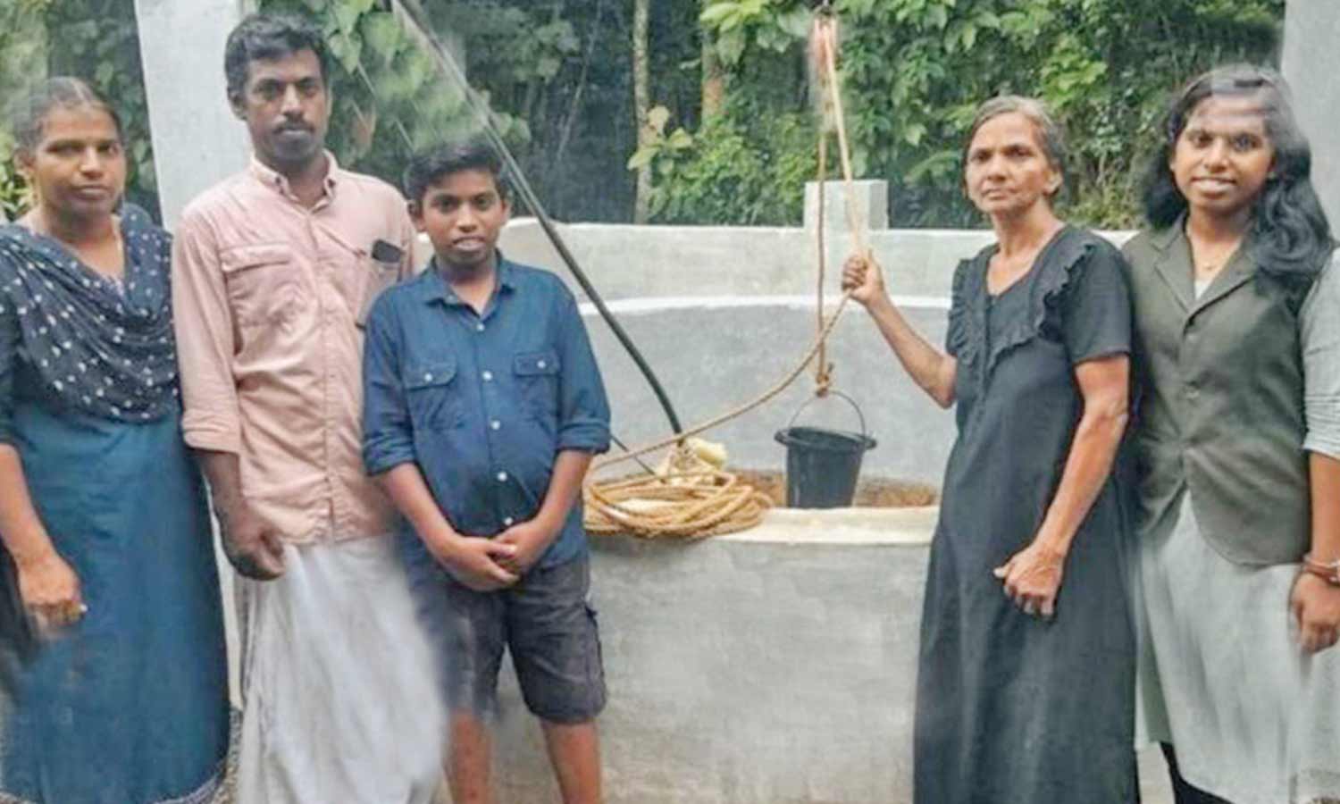 தண்ணீர் பிரச்சினையை தீர்க்க பிள்ளைகள் உதவியுடன் வீட்டில் 34 அடி ஆழ கிணறு தோண்டிய கட்டிட தொழிலாளி