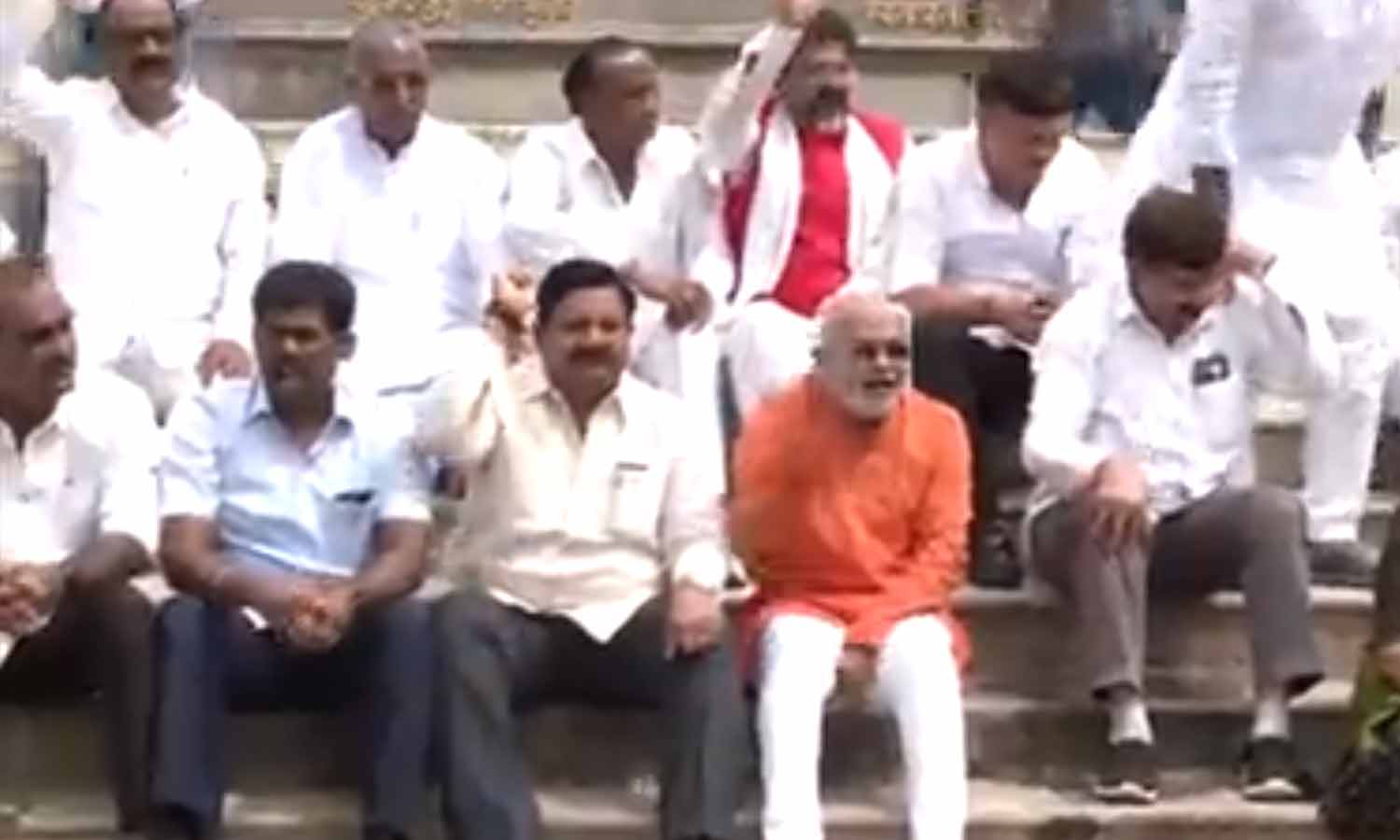 கர்நாடகாவில் ஜெயின் துறவி கொலை: சிபிஐ விசாரணை கேட்டு பா.ஜனதா எம்.எல்.ஏ.-க்கள் போராட்டம்