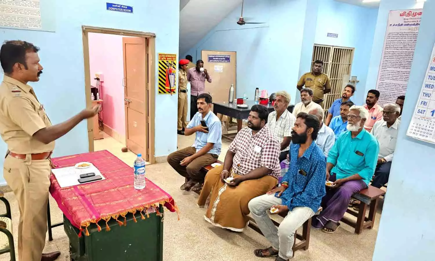 குற்ற சம்பவங்களை தடுக்க வியாபாரிகள் ஒத்துழைக்க வேண்டும்-போலீஸ் அதிகாரி வேண்டுகோள் குற்ற சம்பவங்களை தடுக்க வியாபாரிகள் ஒத்துழைக்க வேண்டும்-போலீஸ் அதிகாரி வேண்டுகோள்