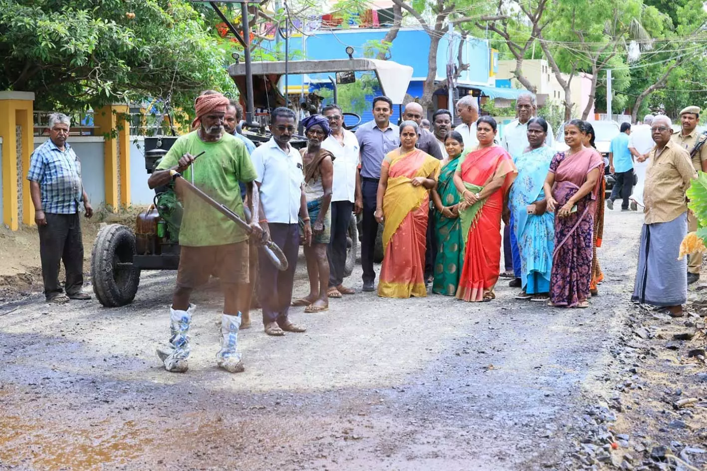 தூத்துக்குடியில் தார்சாலை அமைக்கும் பணி - அமைச்சர் கீதாஜீவன் ஆய்வு தூத்துக்குடியில் தார்சாலை அமைக்கும் பணி - அமைச்சர் கீதாஜீவன் ஆய்வு