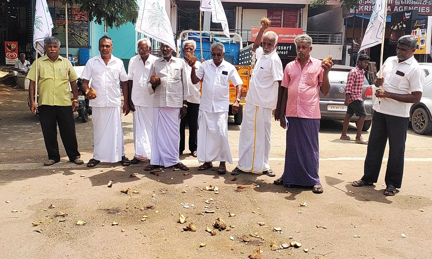 ஆலாந்துறையில் தேங்காய் உடைத்து விவசாயிகள் போராட்டம் ஆலாந்துறையில் தேங்காய் உடைத்து விவசாயிகள் போராட்டம்