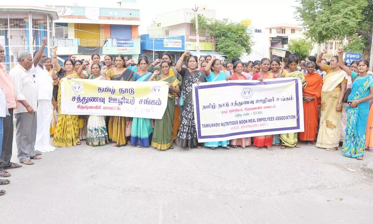 சத்துணவு ஊழியர் சங்கத்தினர் ஆர்ப்பாட்டம் சத்துணவு ஊழியர் சங்கத்தினர் ஆர்ப்பாட்டம்