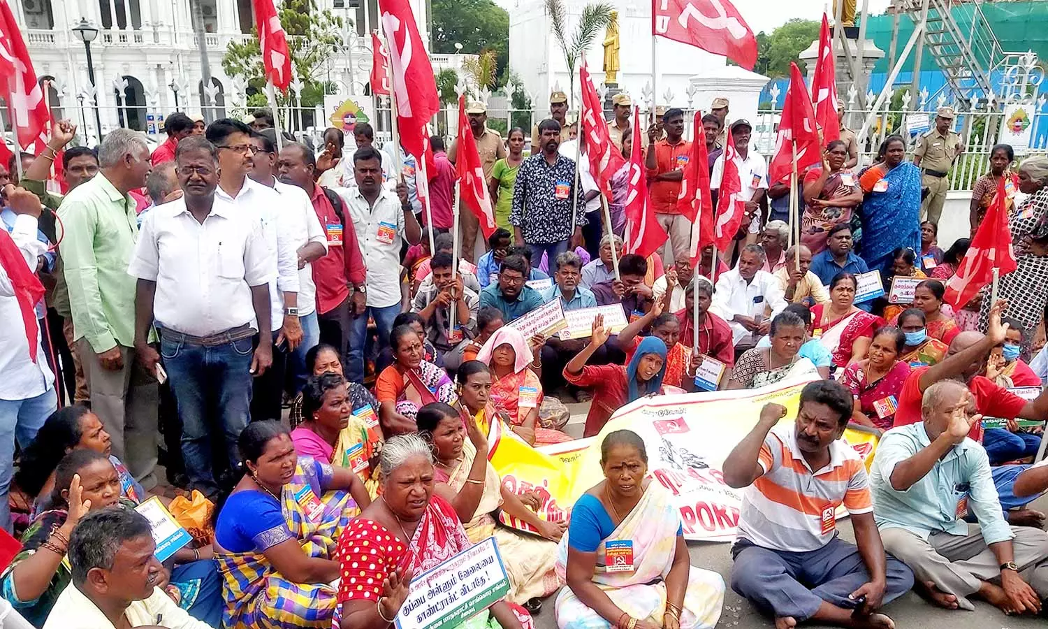சென்னை மாநகராட்சி தூய்மை பணியாளர்கள் சாலை மறியல் போராட்டம்- 500 பேர் கைது சென்னை மாநகராட்சி தூய்மை பணியாளர்கள் சாலை மறியல் போராட்டம்- 500 பேர் கைது