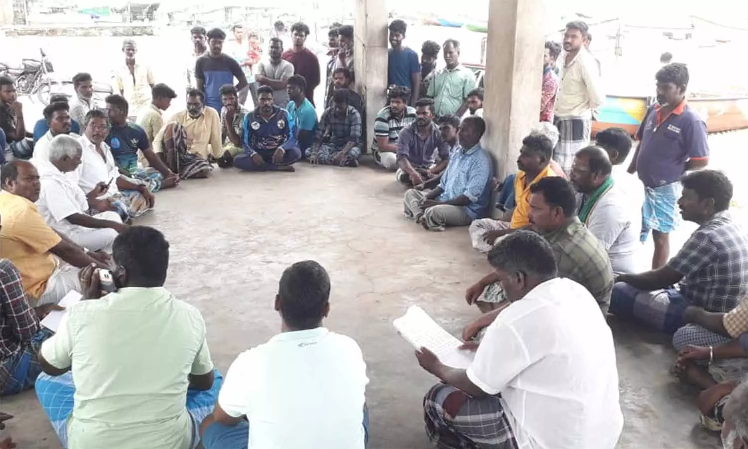கல்பாக்கம் அருகே விசைப்படகு மீனவர்கள் அத்துமீறல்: பைபர் படகு மீனவர்கள் போலீசில் புகார் கல்பாக்கம் அருகே விசைப்படகு மீனவர்கள் அத்துமீறல்: பைபர் படகு மீனவர்கள் போலீசில் புகார்
