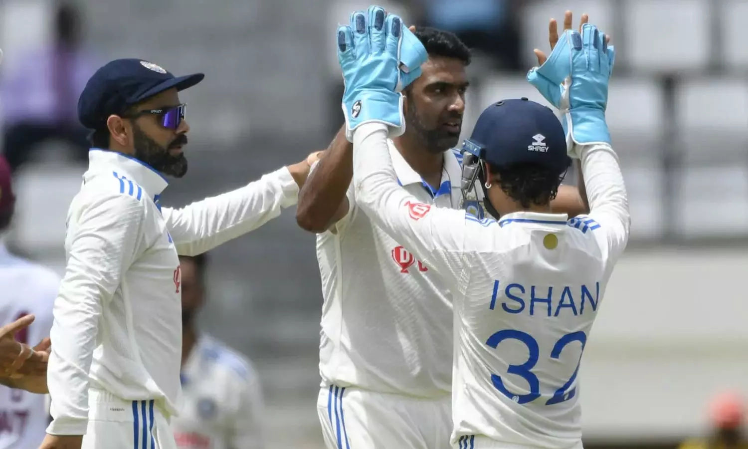 அஸ்வின் 5 விக்கெட் வீழ்த்தி அசத்தல் - வெஸ்ட் இண்டீஸ் முதல் இன்னிங்சில் 150 ரன்னுக்கு ஆல் அவுட் அஸ்வின் 5 விக்கெட் வீழ்த்தி அசத்தல் - வெஸ்ட் இண்டீஸ் முதல் இன்னிங்சில் 150 ரன்னுக்கு ஆல் அவுட்