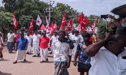 சின்னமனூரில் டாஸ்மாக் கடையை அகற்ற கோரி மக்கள் மறியல்