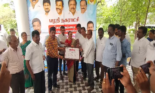 பழனி நகராட்சியில் தூய்மை பணியாளர்களுக்கு பேட்டரி வாகனங்கள்