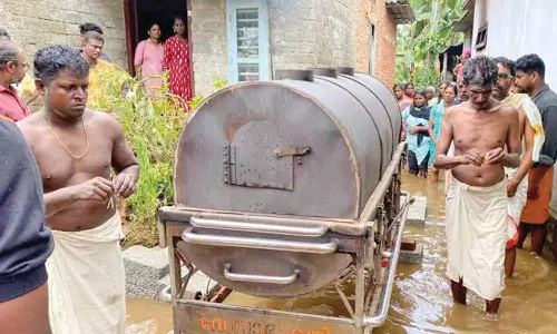 மழையால் வெள்ளப்பெருக்கு- வீட்டு வளாகத்தில் முதியவரின் உடல் நவீன முறையில் தகனம்