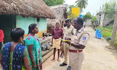 மின்கம்பி அறுந்து விழுந்து கல்லூரி மாணவி உட்பட 4 பேர் படுகாயம்