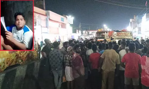 மீஞ்சூர் அருகே மின்கம்பத்தில் மின்சாரம் கசிந்து 10-ம் வகுப்பு மாணவன் பலி