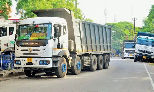கோட்டார் போலீஸ் நிலையம் முன்பு காட்சி பொருளாக நிற்கும் டாரஸ் லாரிகள்