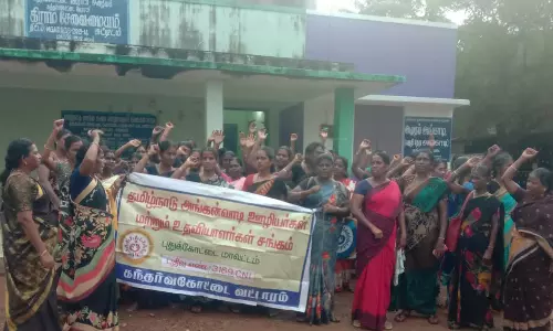 கந்தர்வகோட்டையில் அங்கன்வாடி ஊழியர்கள் ஆர்ப்பாட்டம்