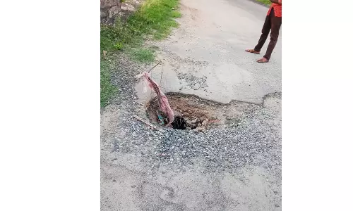 ஒட்டன்சத்திரம் அருகே சாலையில் விபத்தை ஏற்படுத்தும் ஆபத்தான பள்ளம்