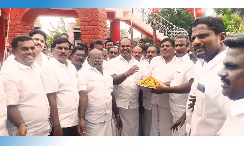 அ.தி.மு.க.வினர் இனிப்பு வழங்கி கொண்டாட்டம்