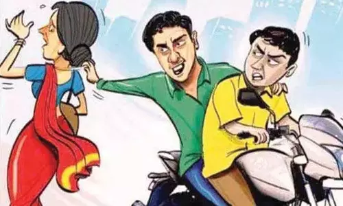 2 பெண்களை தாக்கி 8 பவுன் நகைபறிப்பு