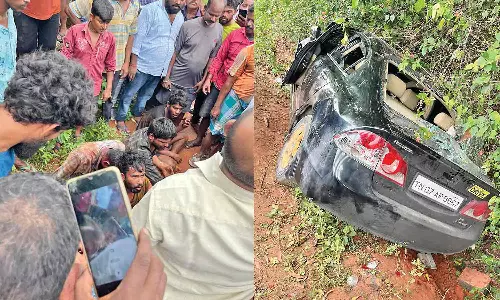 மதுபோதையில் 7 கி.மீ. தூரம் காரை தாறுமாறாக ஓட்டி சென்ற சென்னை வாலிபர்கள்