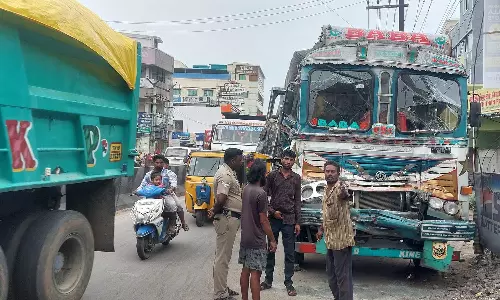 திருவள்ளூரில் இன்று காலை விபத்தில் சிக்கிய லாரி பழுதானதால் கடும் போக்குவரத்து நெரிசல்
