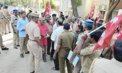 துப்புரவு பணியாளர்கள் முற்றுகை போராட்டம்