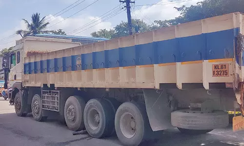 களியக்காவிளையில் நடுரோட்டில் பழுதாகி நின்ற டாரஸ் லாரி