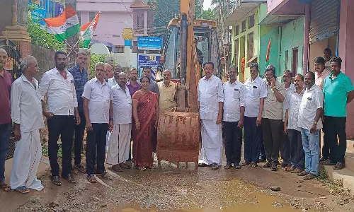 ரூ.10 லட்சம் செலவில் கான்கிரீட் தளம் அமைக்கும் பணி