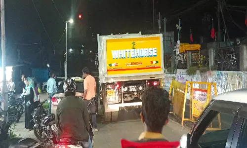 கொடைக்கானலில் ஆக்கிரமிப்புகளால் போக்குவரத்து நெரிசலில் சிக்கித் திணறும் வாகனங்கள்