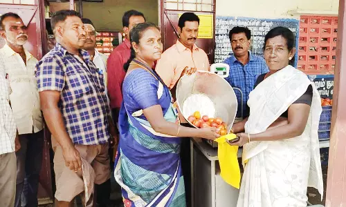 திண்டுக்கல்லில் இன்று 10 ரேசன் கடைகளில் மட்டும் ரூ.60க்கு தக்காளி விற்பனை