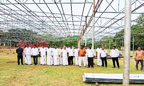 ஏரியின் அருகில் தற்காலிக மார்க்கெட்