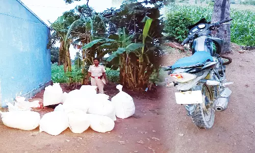 கர்நாடகாவுக்கு பைக்கில் கடத்திய ரேசன் அரிசி பறிமுதல்